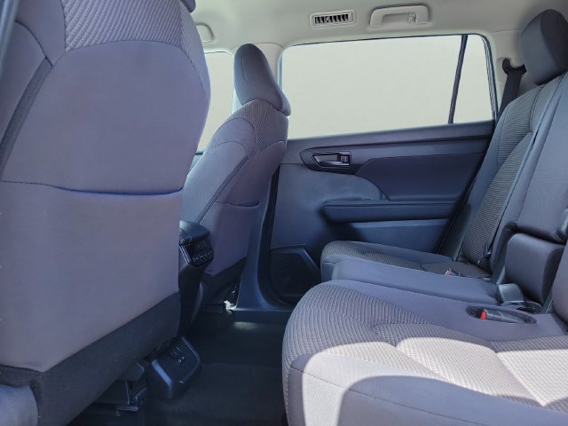 Used 2024 Toyota Highlander LE FWD image 12