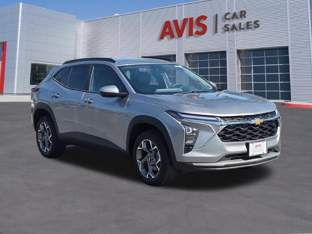 Used 2025 Chevrolet Trax LT FWD image 3
