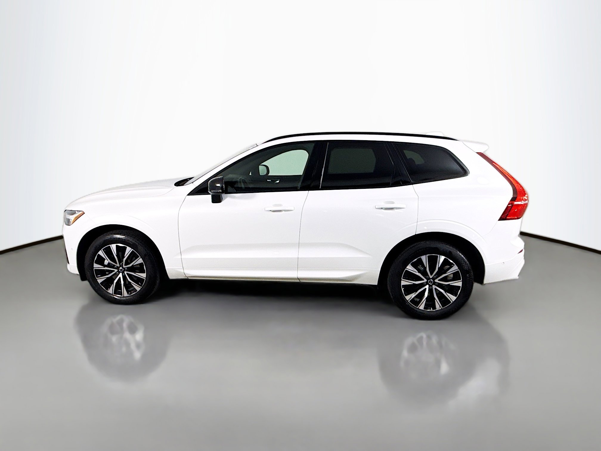 Used 2024 Volvo XC60 B5 Plus image 6