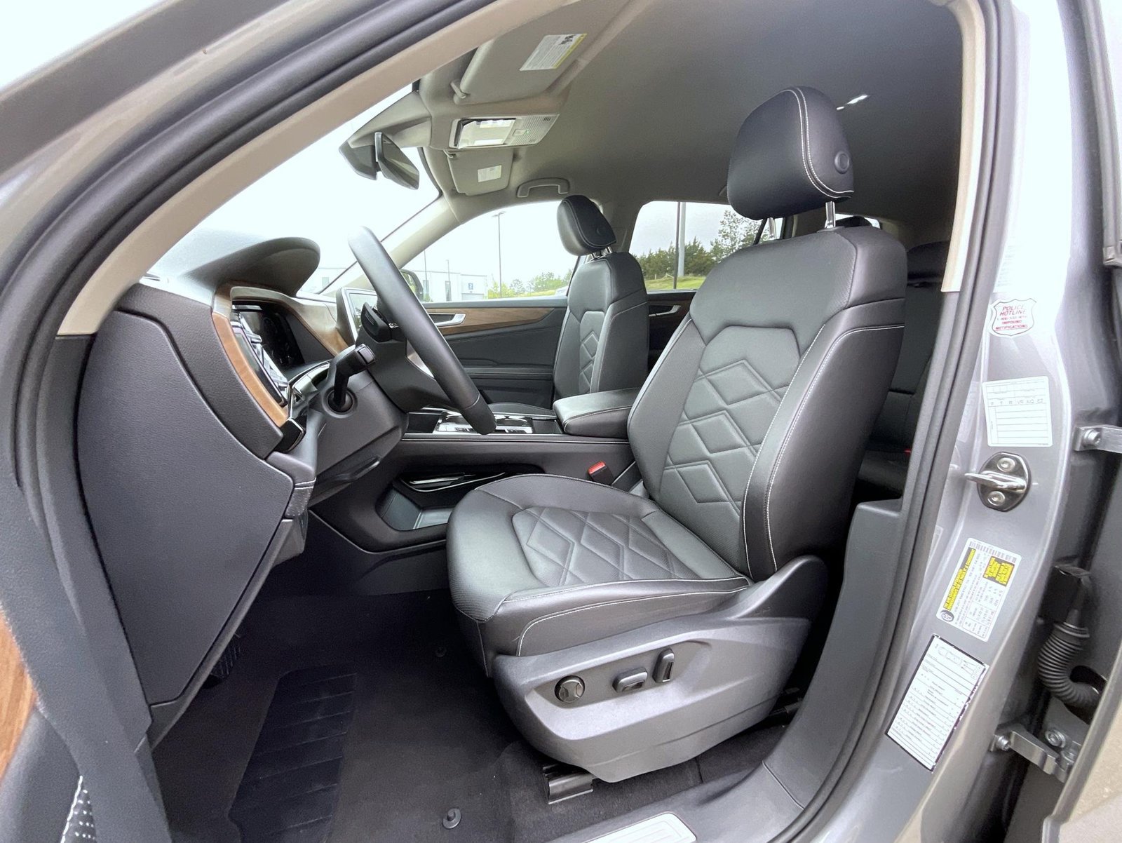 Used 2025 Volkswagen Atlas SE AWD/4WD image 11