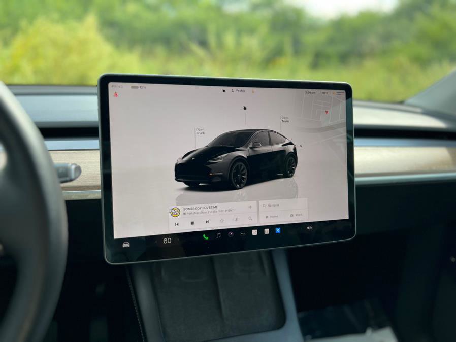 Used 2022 Tesla Model Y Long Range image 18