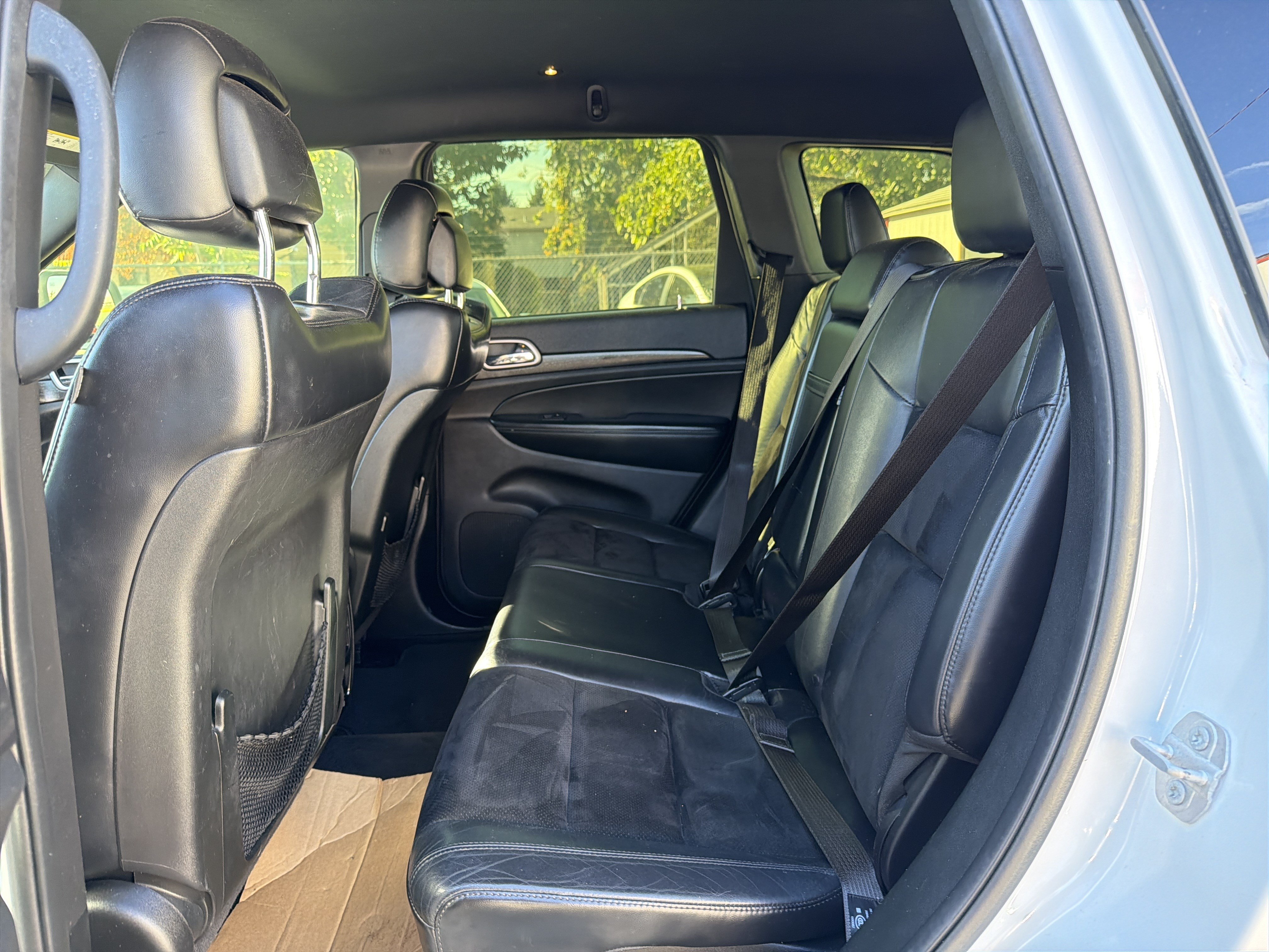 Used 2017 Jeep Grand Cherokee Altitude RWD image 9