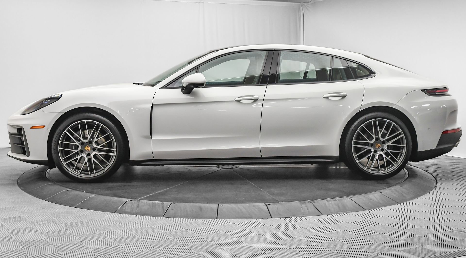 Used 2025 Porsche Panamera 4 image 4