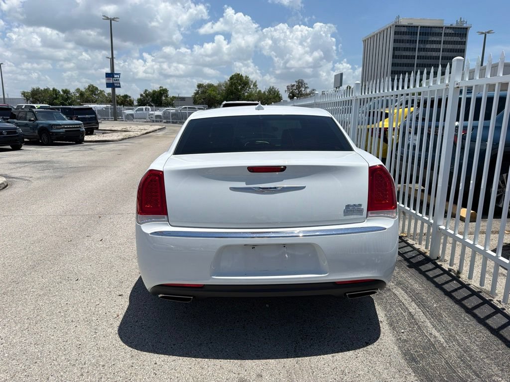 Used 2019 Chrysler 300 Limited RWD image 4