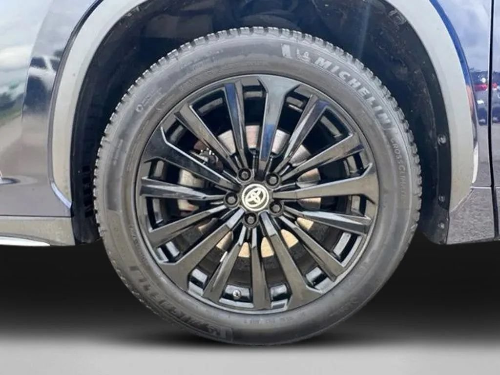 Used 2024 Toyota Highlander XSE AWD/4WD image 32