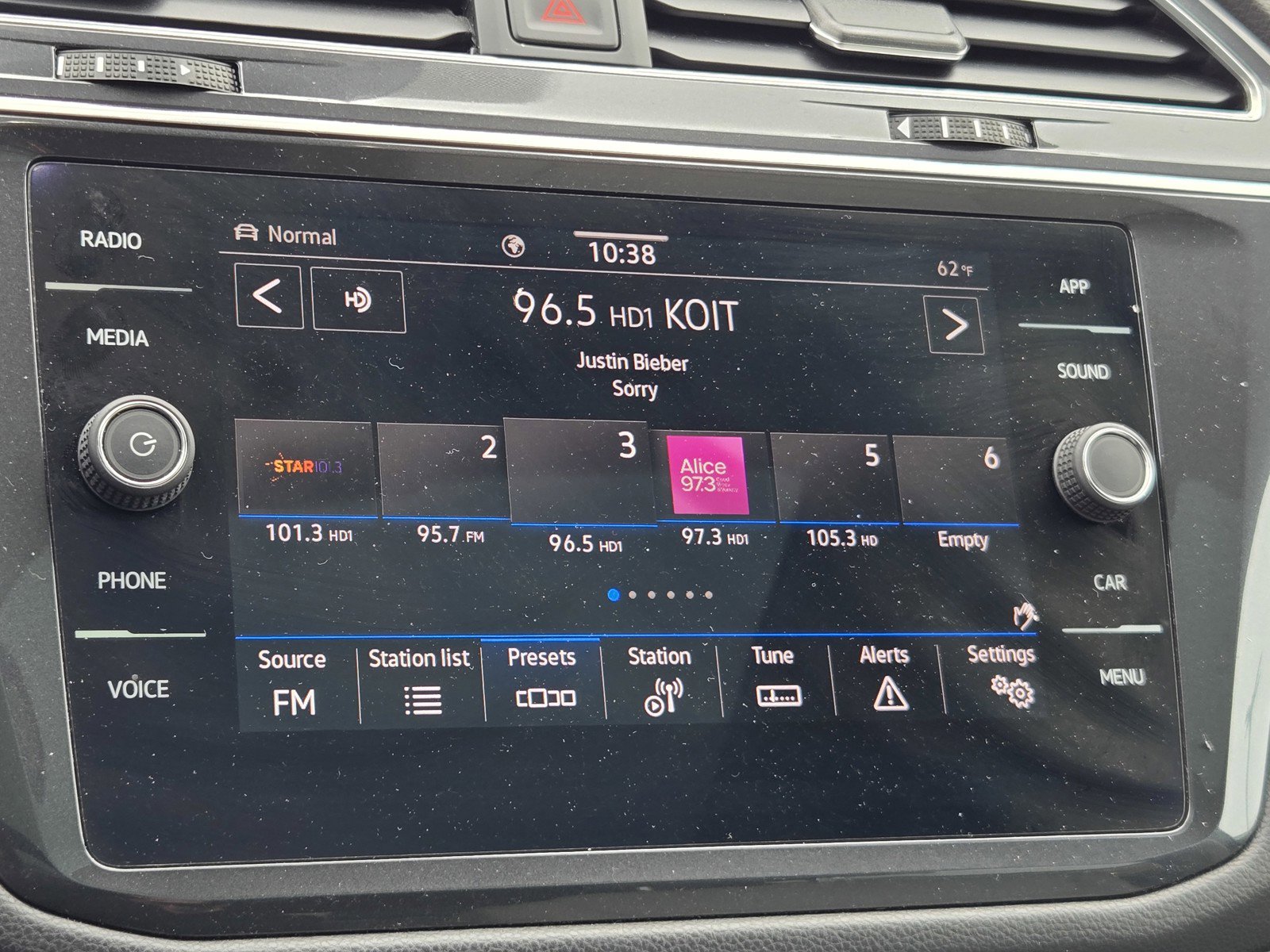 Used 2022 Volkswagen Tiguan SE w/ Panoramic Sunroof Package image 19