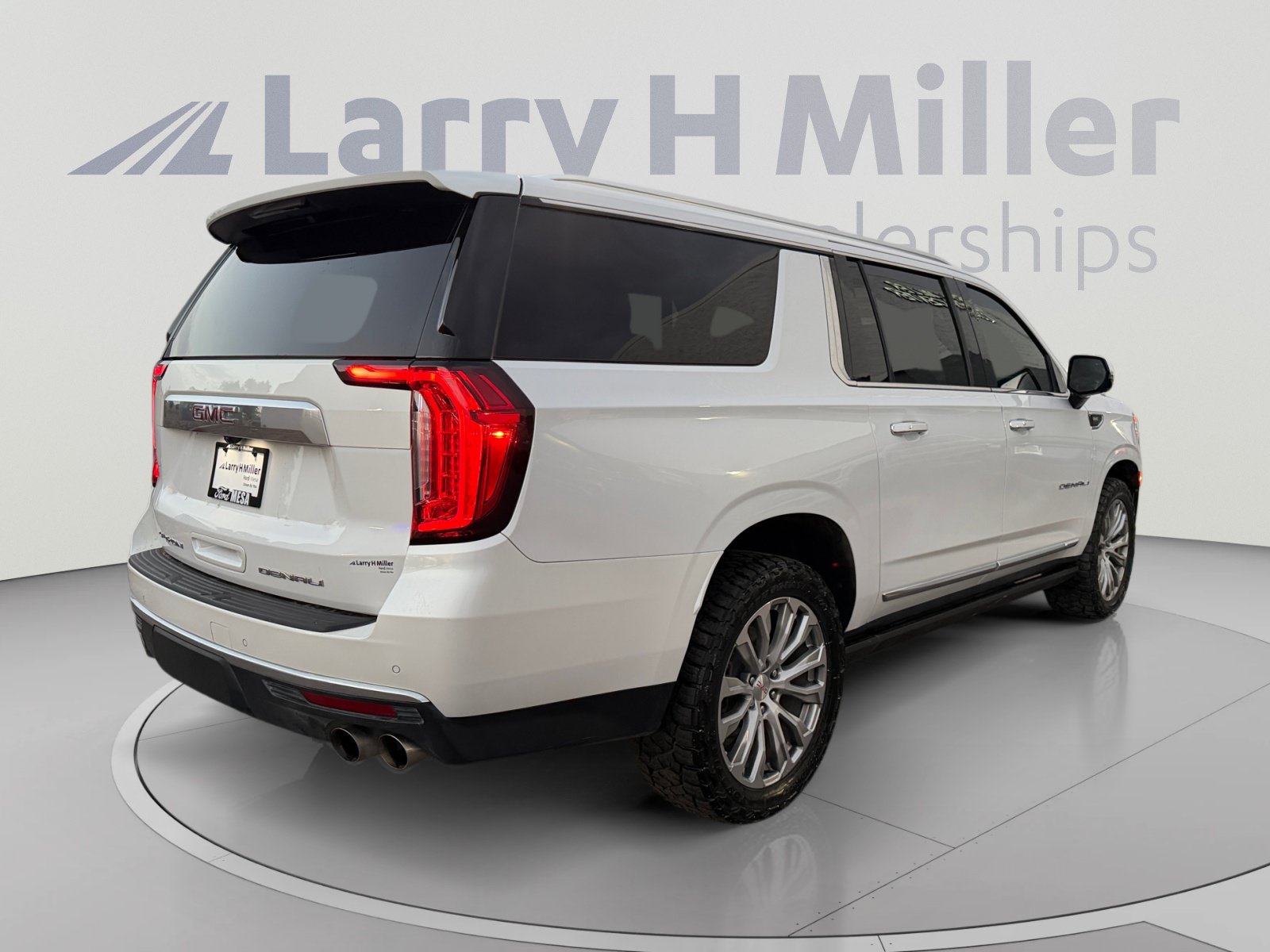 Used 2023 GMC Yukon XL Denali AWD/4WD image 5