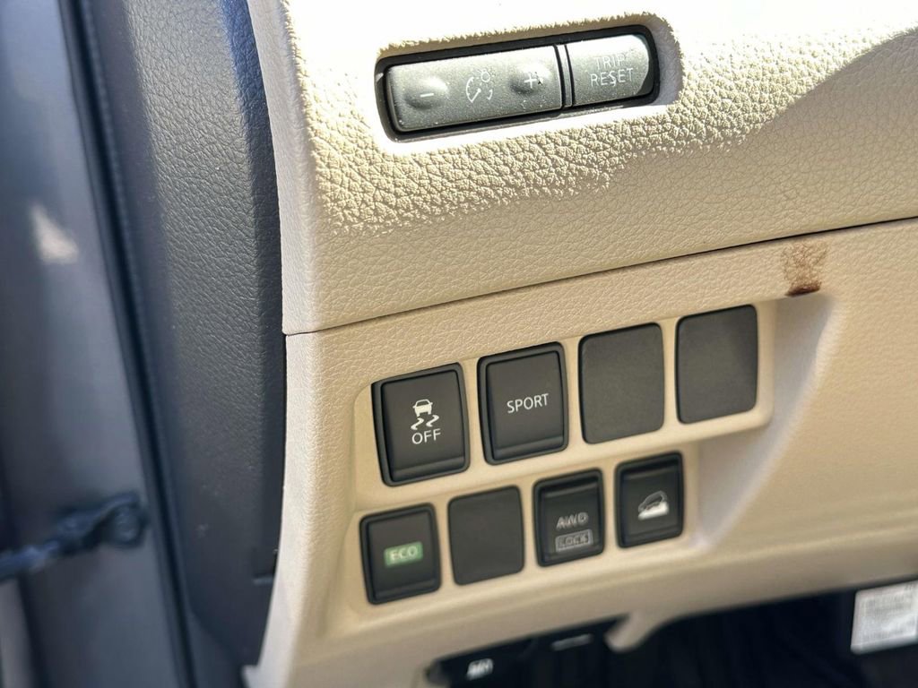 Used 2016 Nissan Rogue SV image 19