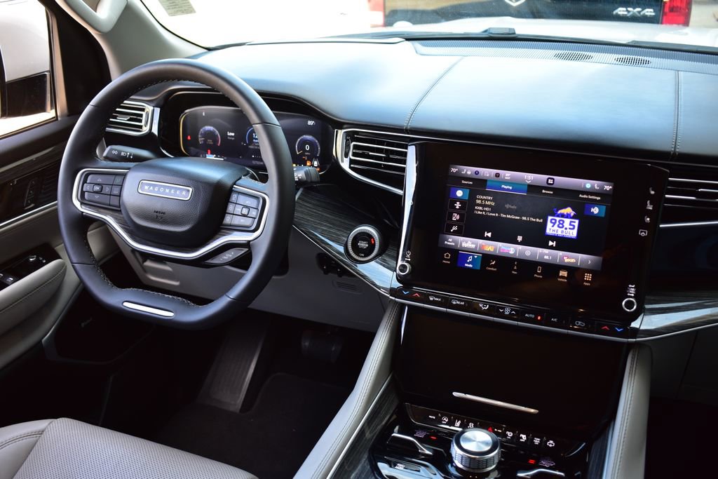 Used 2022 Jeep Wagoneer Series III w/ Premium Group I image 40