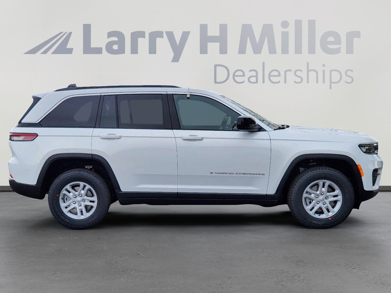 New 2025 Jeep Grand Cherokee Laredo w/ Luxury Tech Group I image 4