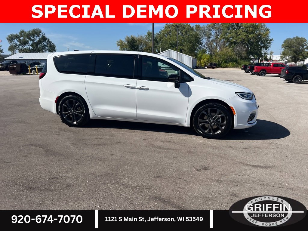 New 2026 Chrysler Pacifica Select image 11