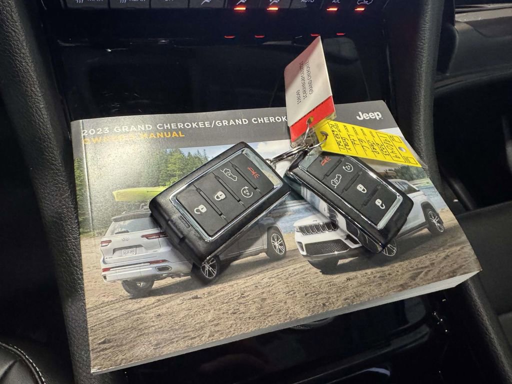 Used 2023 Jeep Grand Cherokee Limited AWD/4WD image 33