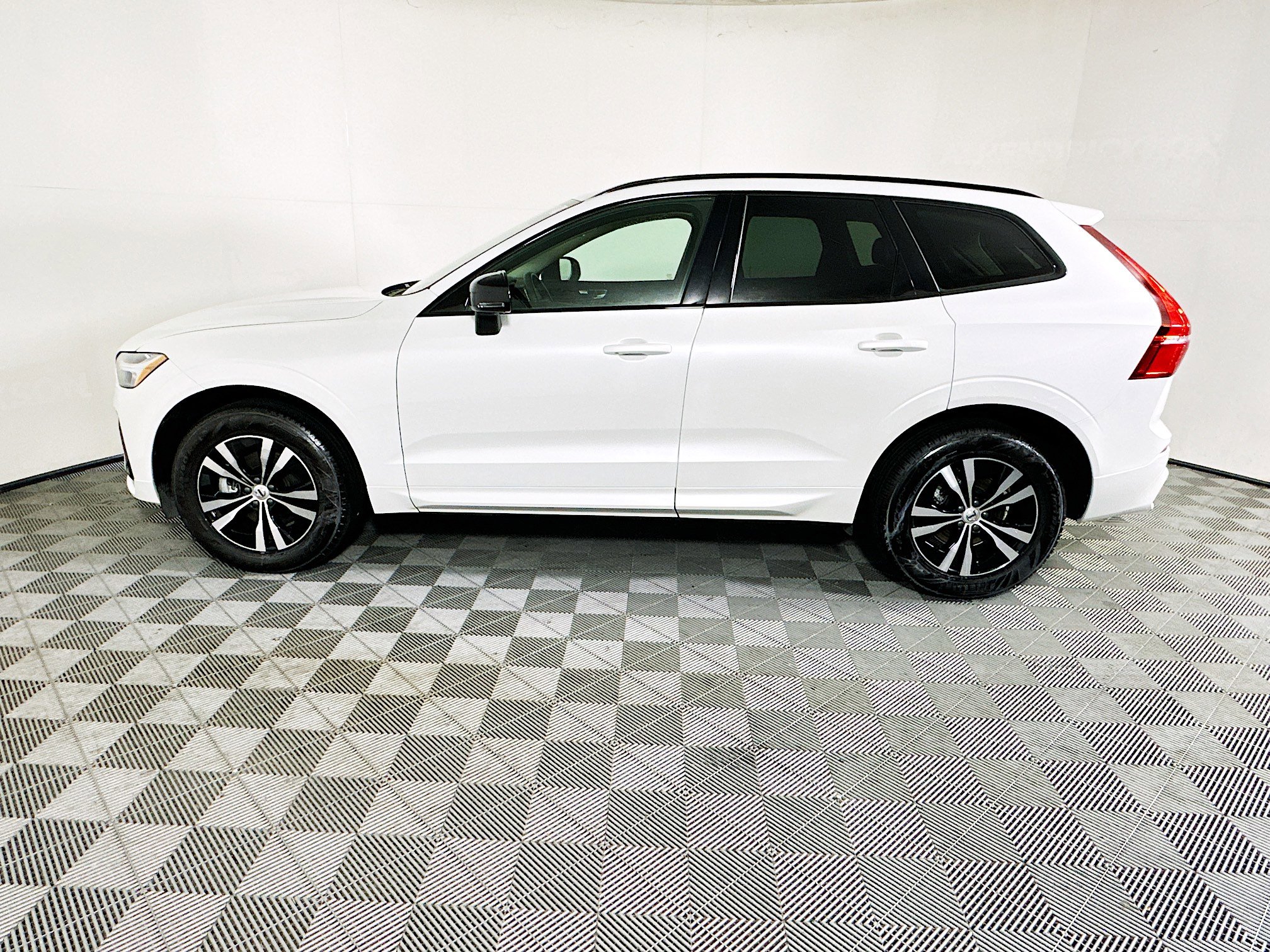 Used 2025 Volvo XC60 B5 Core image 6