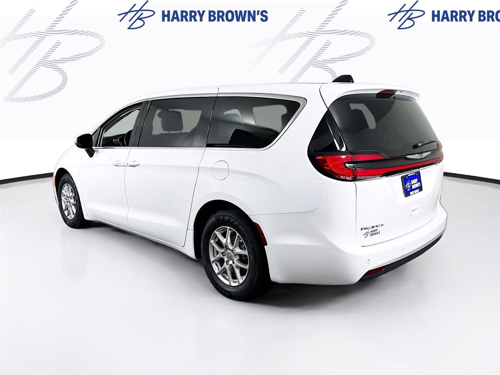 Used 2023 Chrysler Pacifica Touring-L image 29