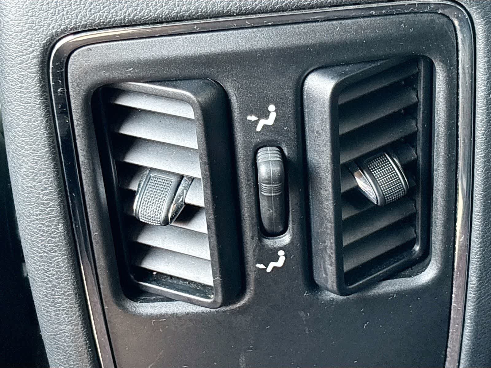 Used 2018 Jeep Grand Cherokee Laredo AWD/4WD image 25