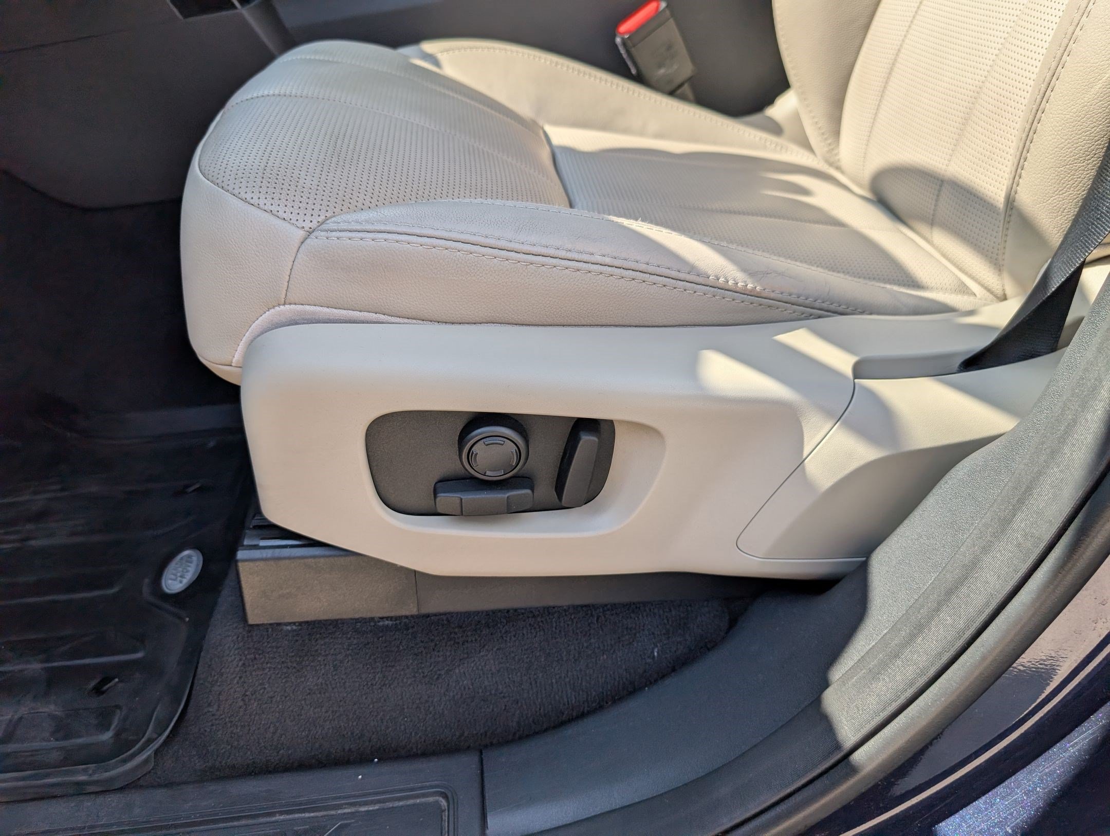 Used 2018 Land Rover Discovery SE AWD/4WD image 12