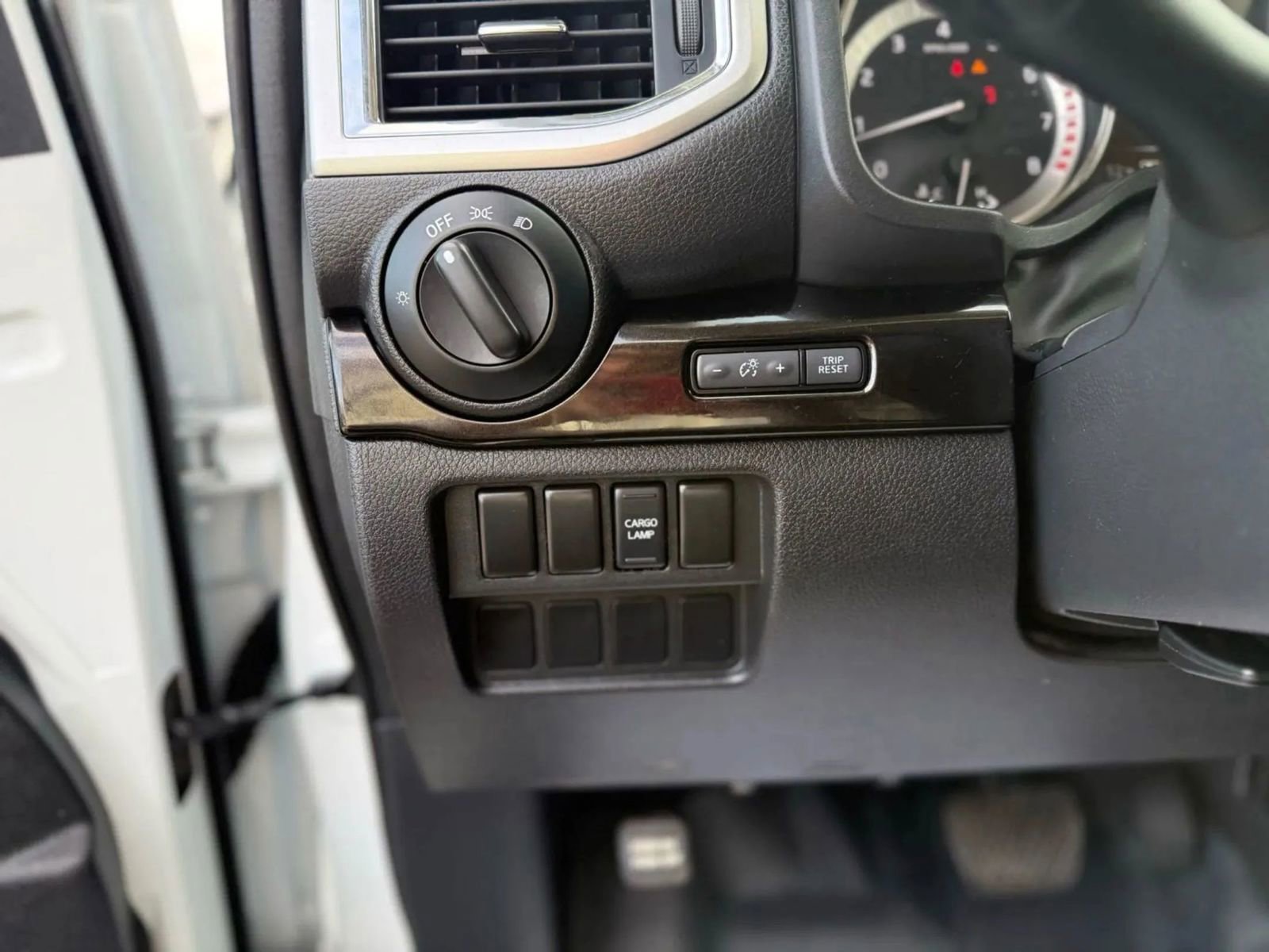 Used 2018 Nissan Titan SV AWD/4WD image 35