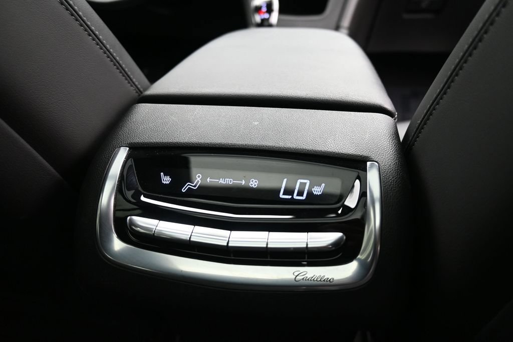 Used 2022 Cadillac XT6 Sport w/ Technology Package AWD/4WD image 16