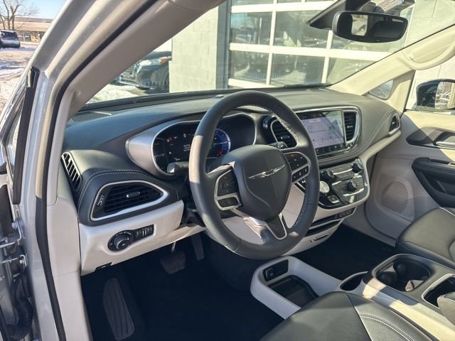 Used 2024 Chrysler Pacifica Select image 10