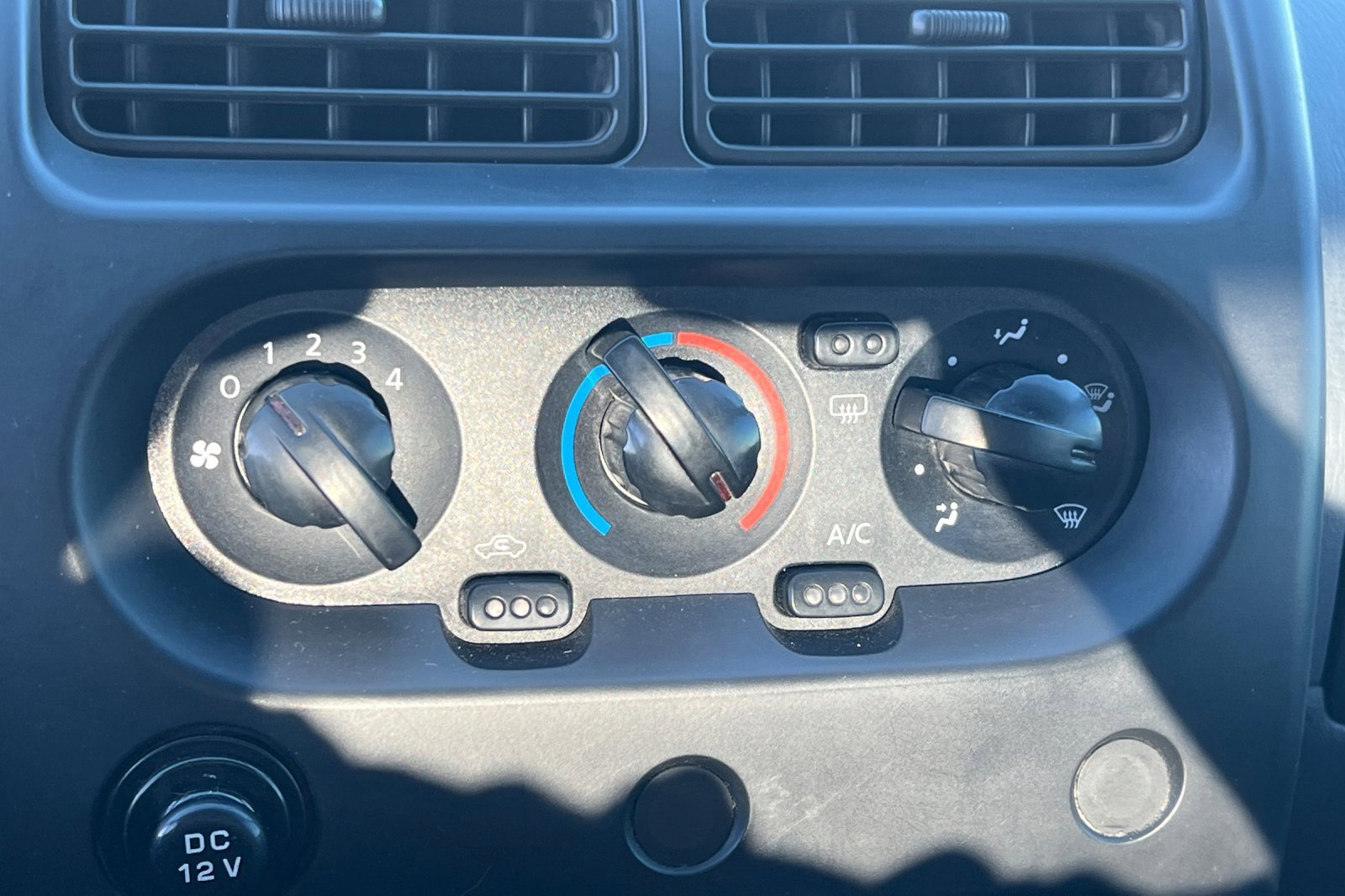 Used 2002 Nissan Frontier XE image 14