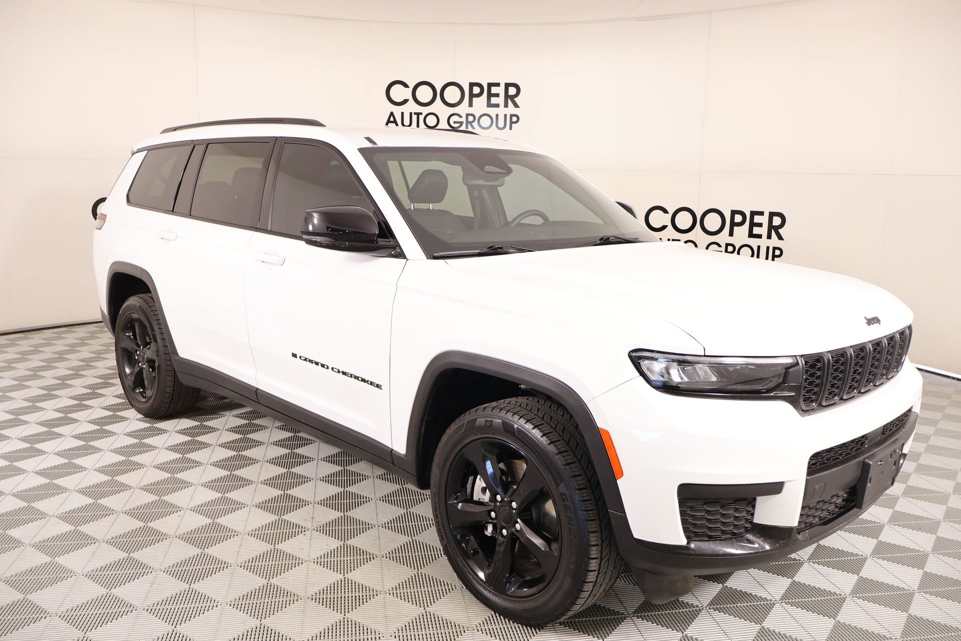 Used 2023 Jeep Grand Cherokee L Laredo image 1