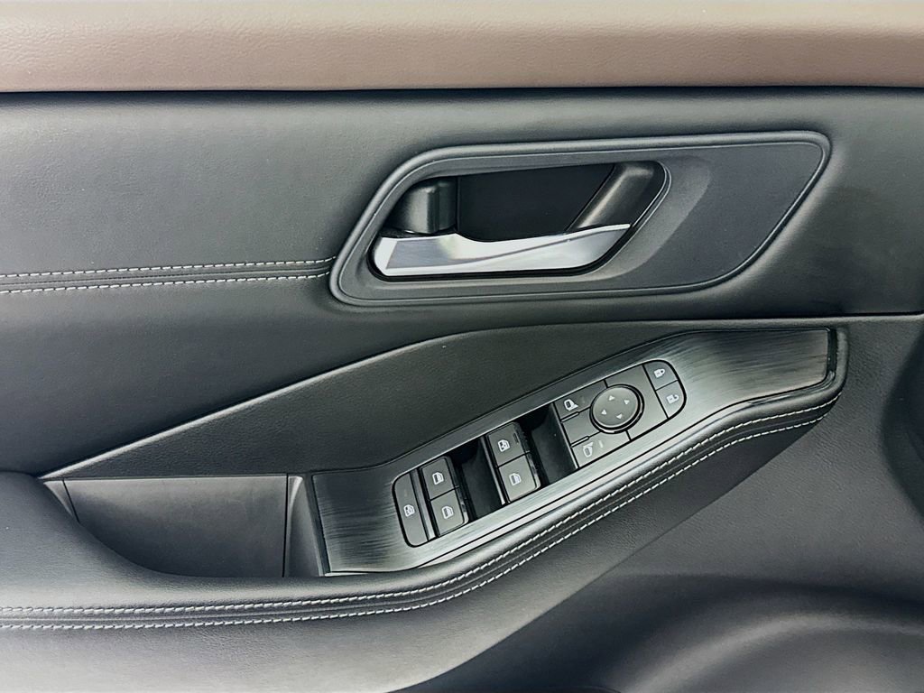 Used 2023 Nissan Rogue SV w/ SV Premium Package image 17