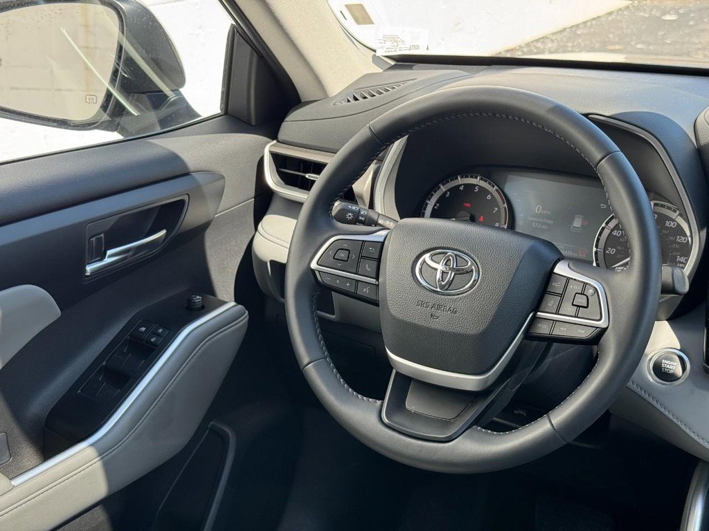 Used 2025 Toyota Highlander AWD image 13