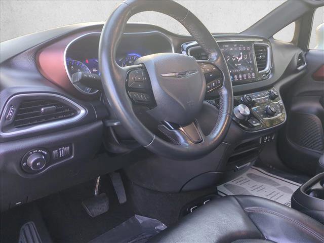 Used 2020 Chrysler Pacifica Touring-L image 10