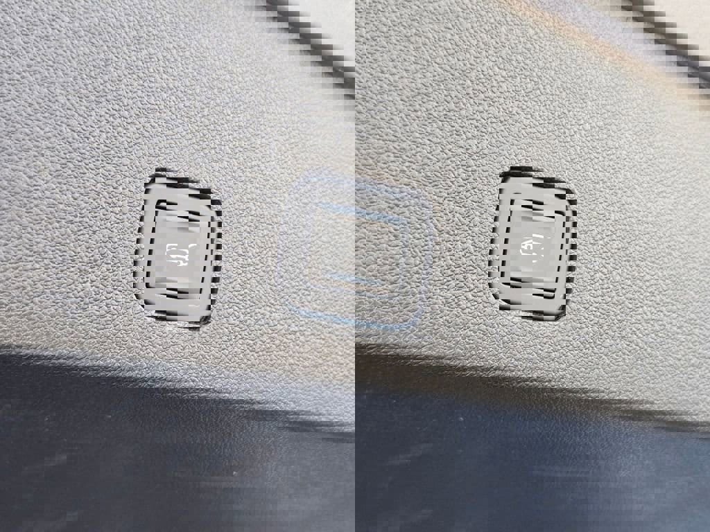 New 2025 Cadillac XT6 Luxury image 32