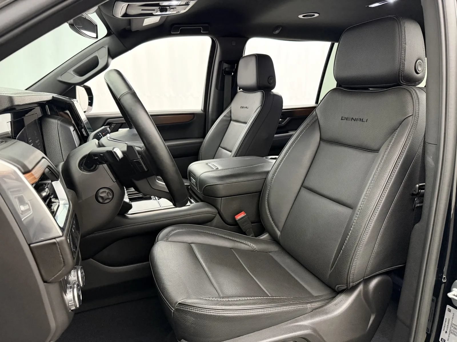 Used 2025 GMC Yukon XL Denali AWD/4WD image 9