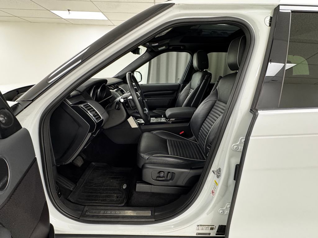 Used 2017 Land Rover Discovery HSE image 10