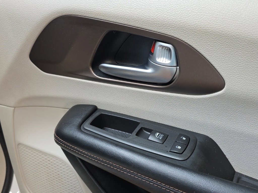 Used 2019 Chrysler Pacifica Touring Plus w/ Tire & Wheel Group image 11