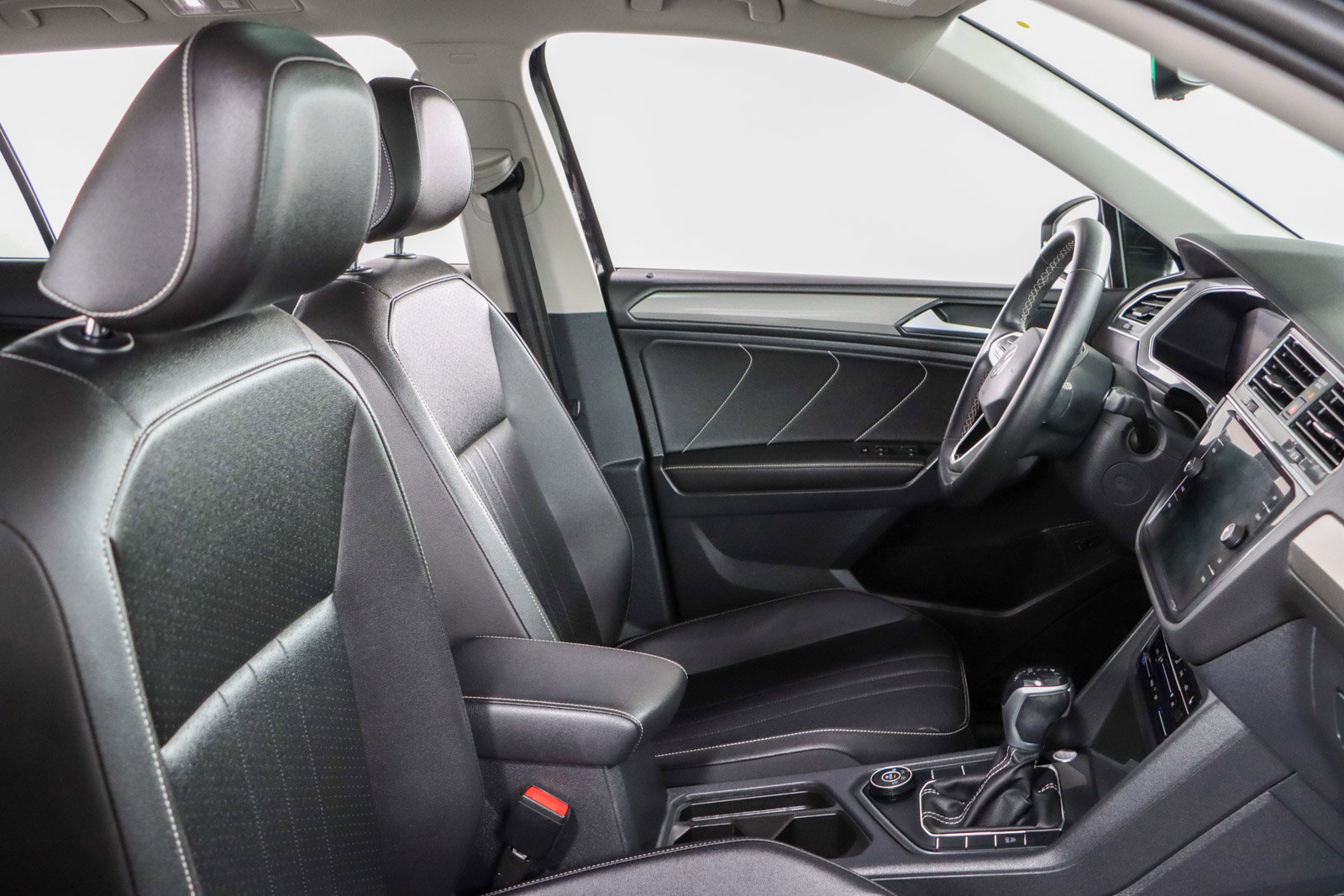 Used 2022 Volkswagen Tiguan SE w/ Panoramic Sunroof Package AWD/4WD image 27