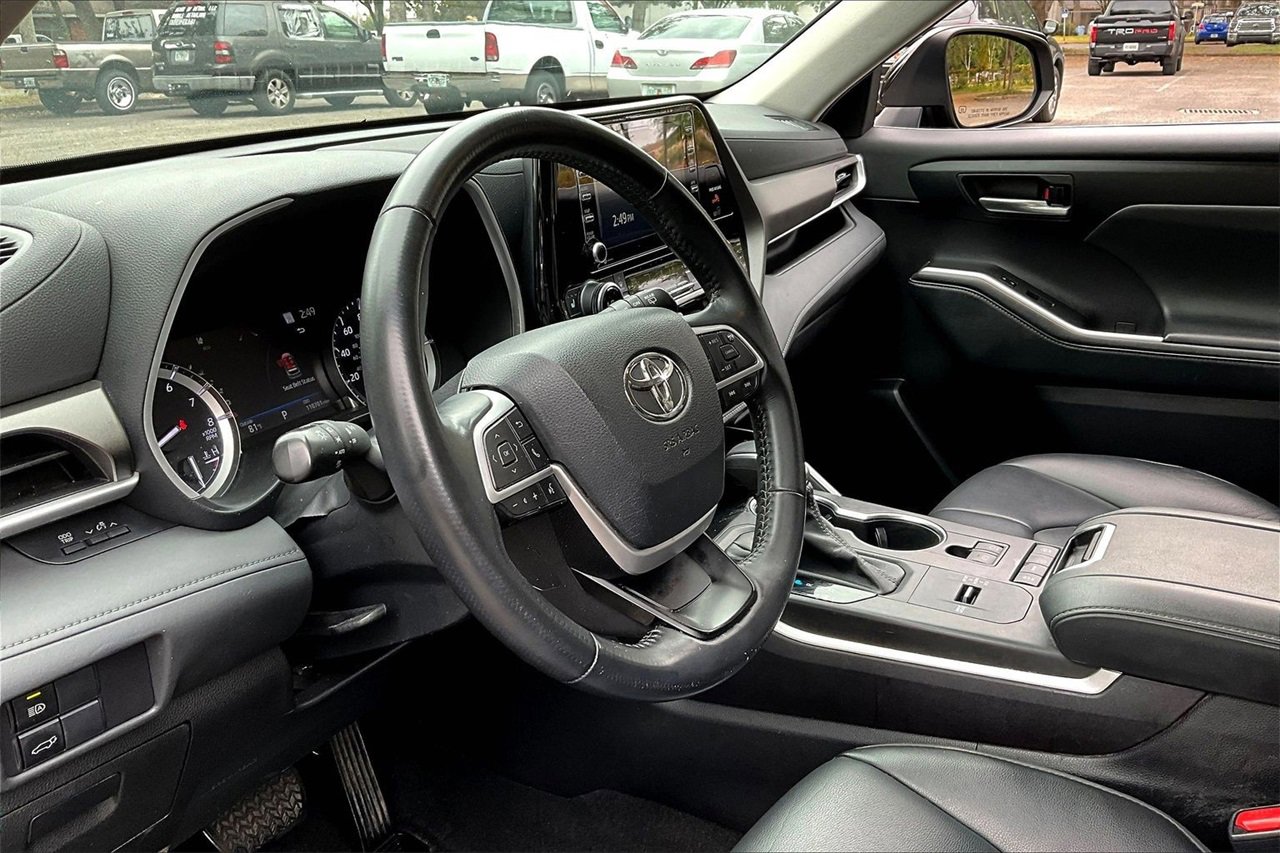 Used 2022 Toyota Highlander XLE image 14