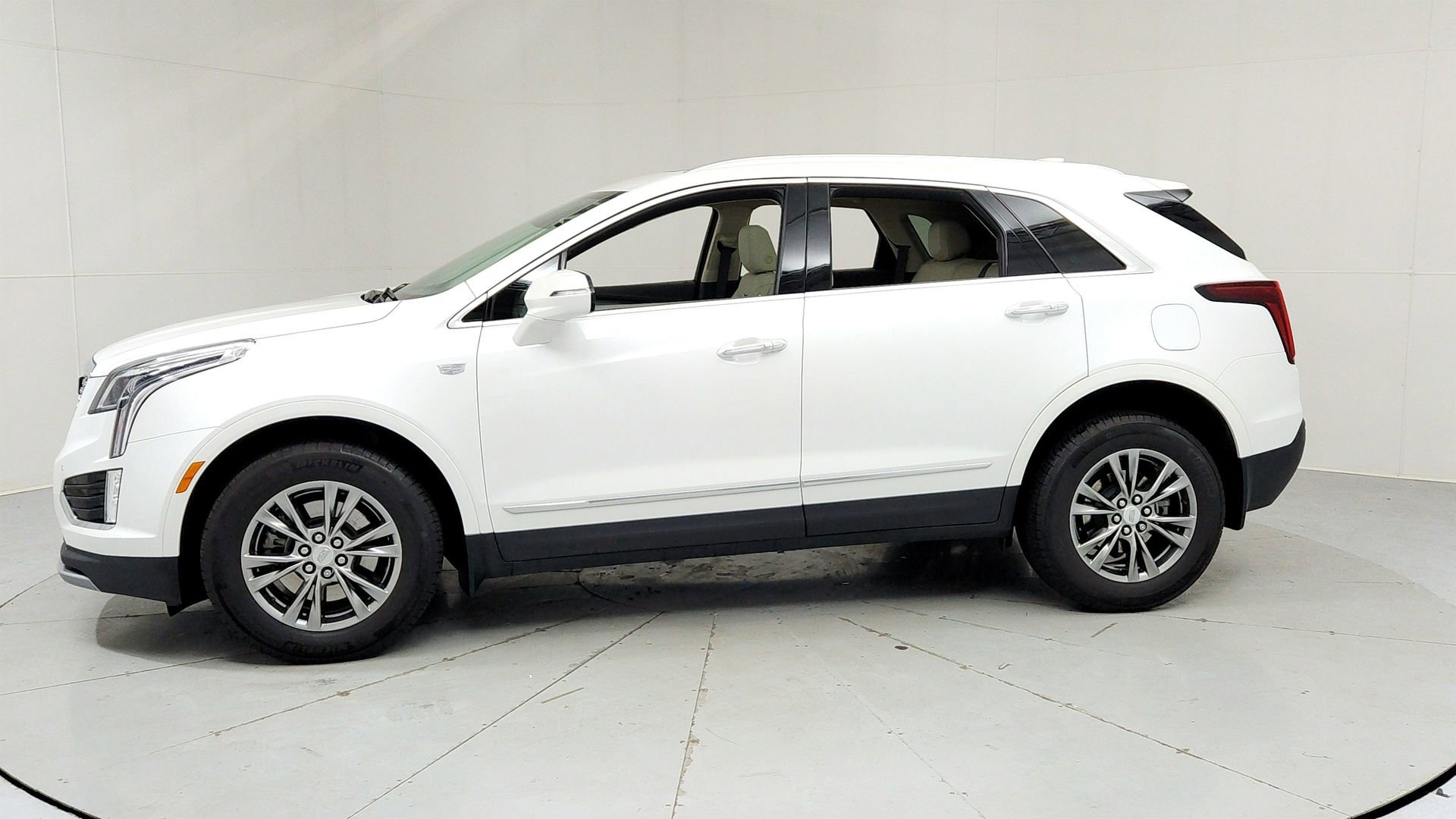 Certified 2023 Cadillac XT5 Premium Luxury AWD/4WD image 2