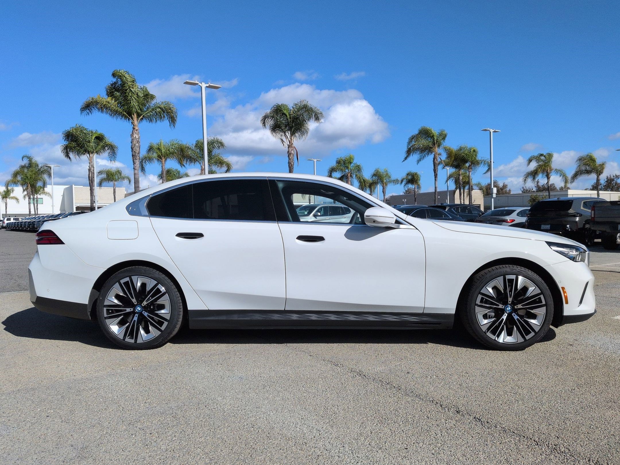 Used 2025 BMW i5 eDrive40i w/ Premium Package image 11