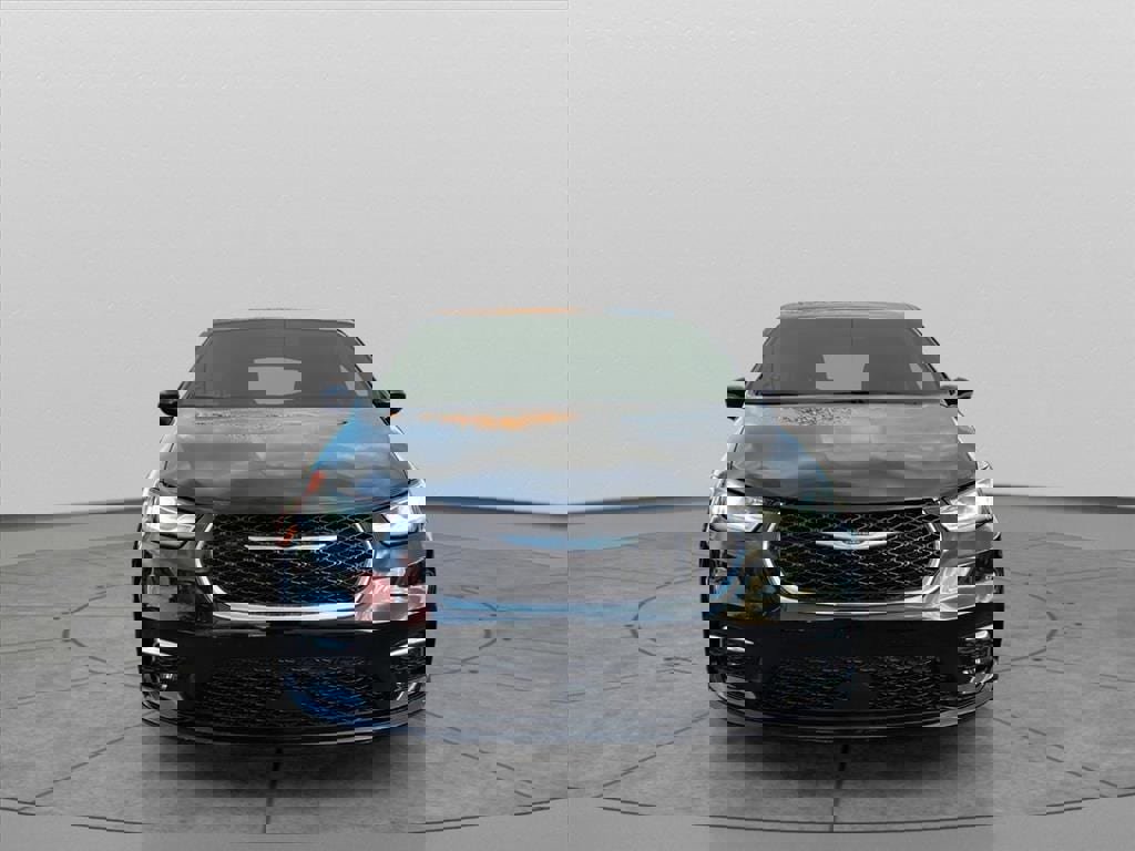 Used 2024 Chrysler Pacifica Touring-L image 2