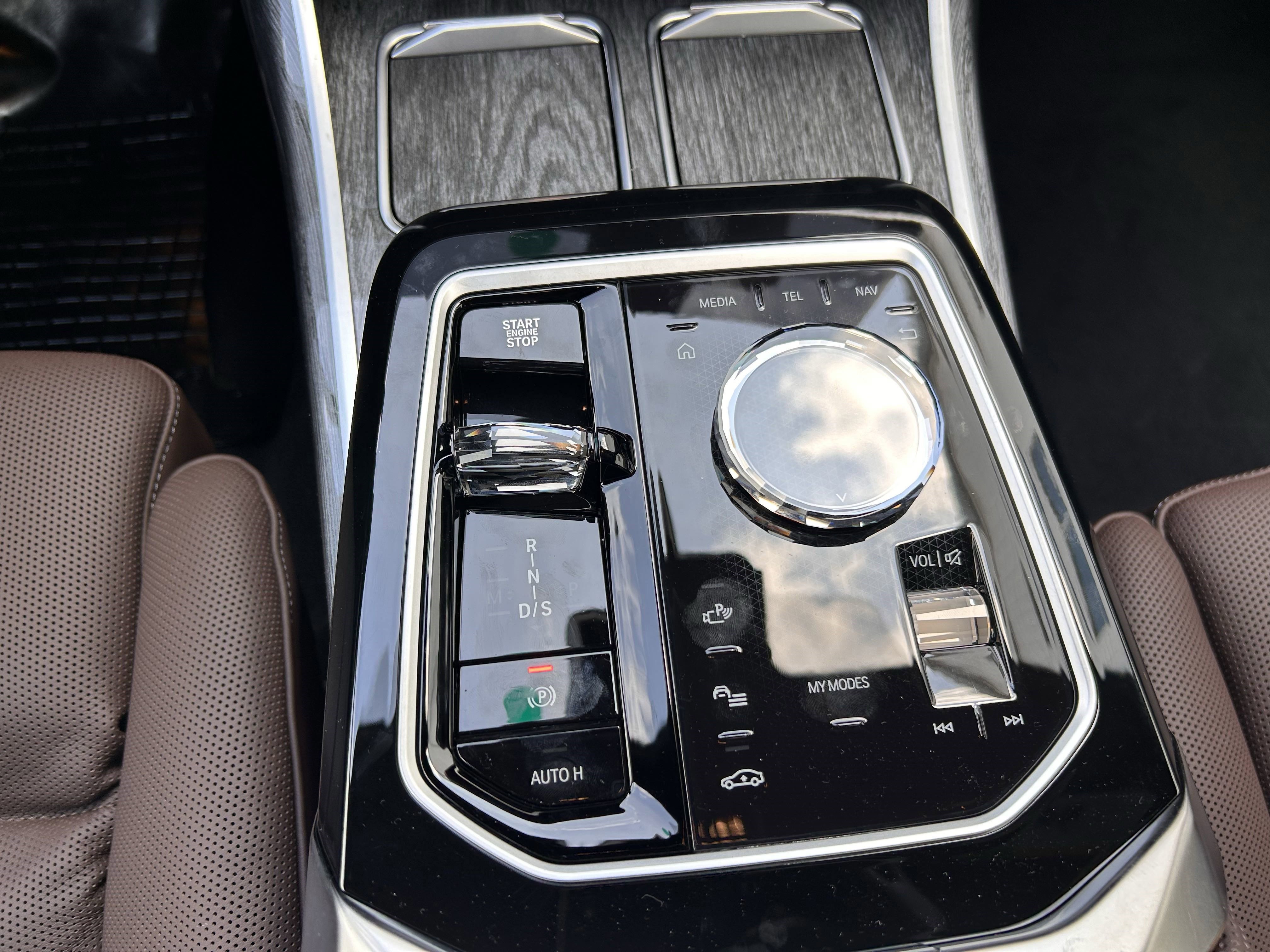 Used 2025 BMW 750e xDrive w/ Executive Package image 13