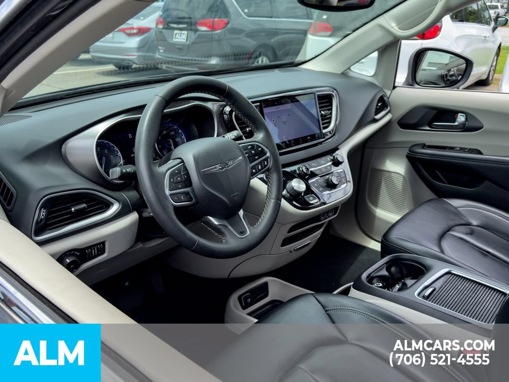 Used 2023 Chrysler Pacifica Touring-L FWD image 9
