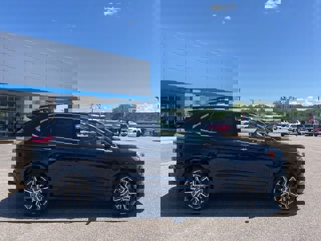 Used 2022 Ford Edge Titanium w/ Class II Trailer Tow Package AWD/4WD image 7