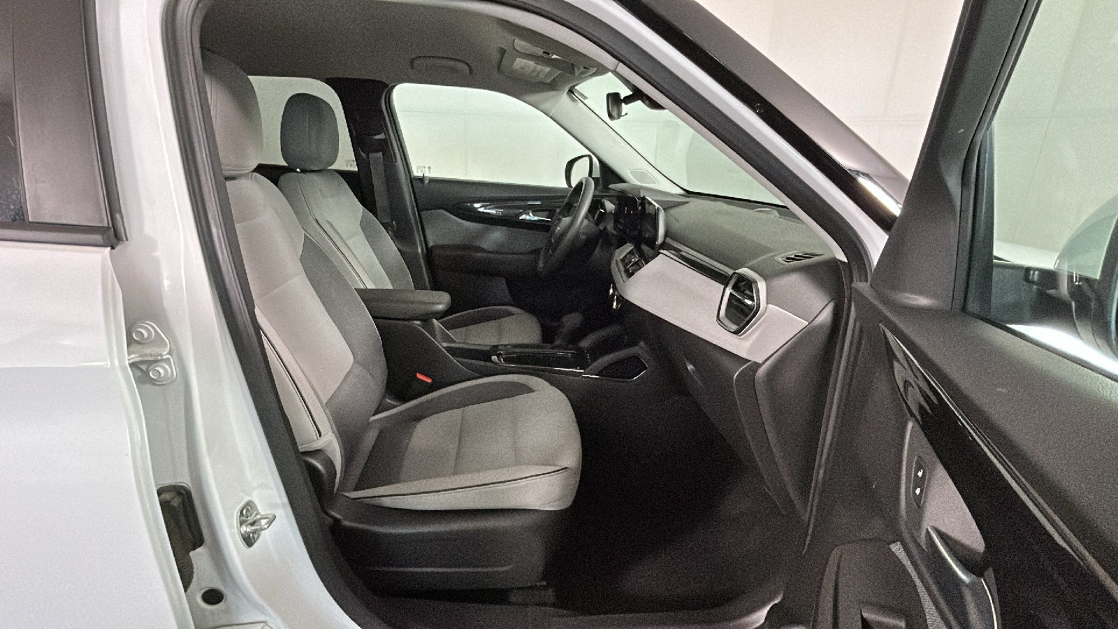 Used 2025 Chevrolet TrailBlazer LT AWD/4WD image 35