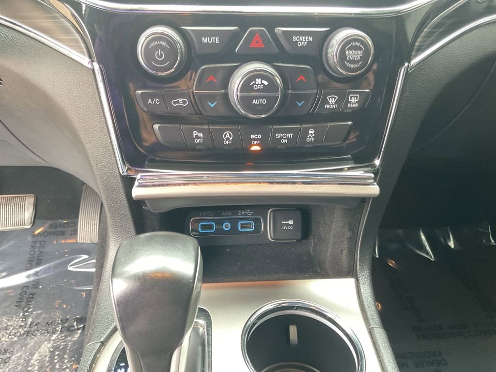 Used 2019 Jeep Grand Cherokee Limited w/ Luxury Group II image 17