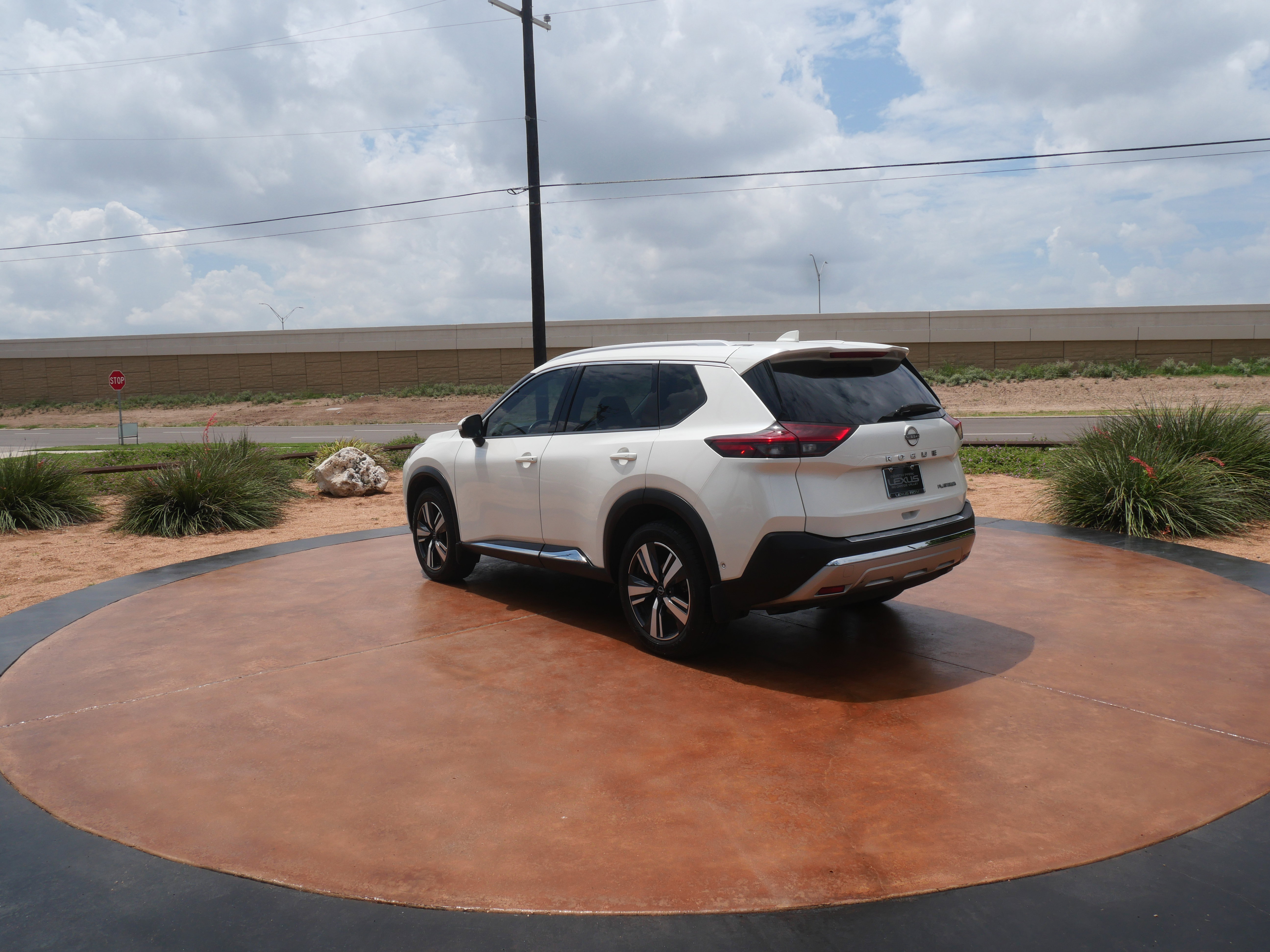 Used 2023 Nissan Rogue Platinum w/ Platinum Premium Package image 4