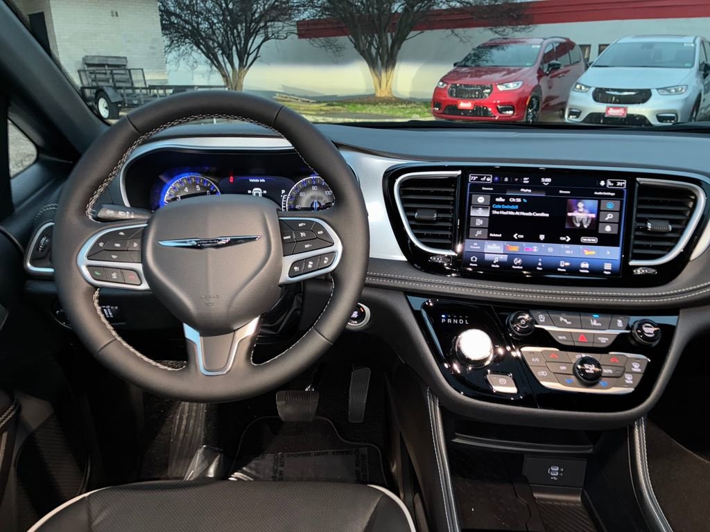 New 2026 Chrysler Pacifica Limited w/ Trailer Tow Group image 14