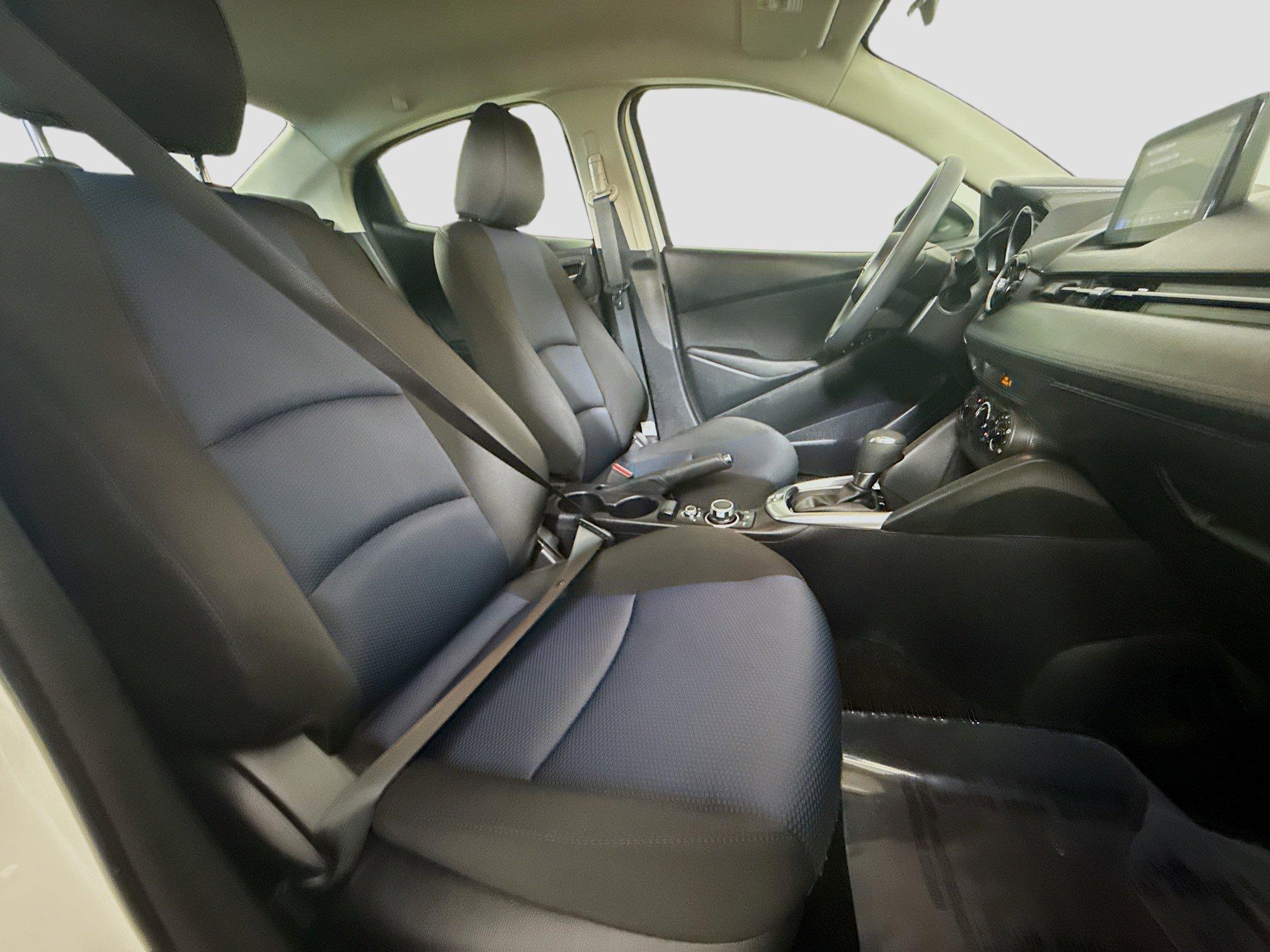 Used 2019 Toyota Yaris L image 29