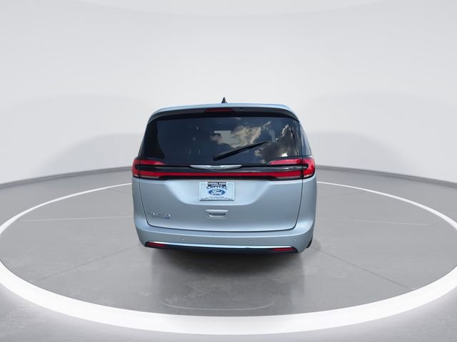 Used 2023 Chrysler Pacifica Touring-L FWD image 7