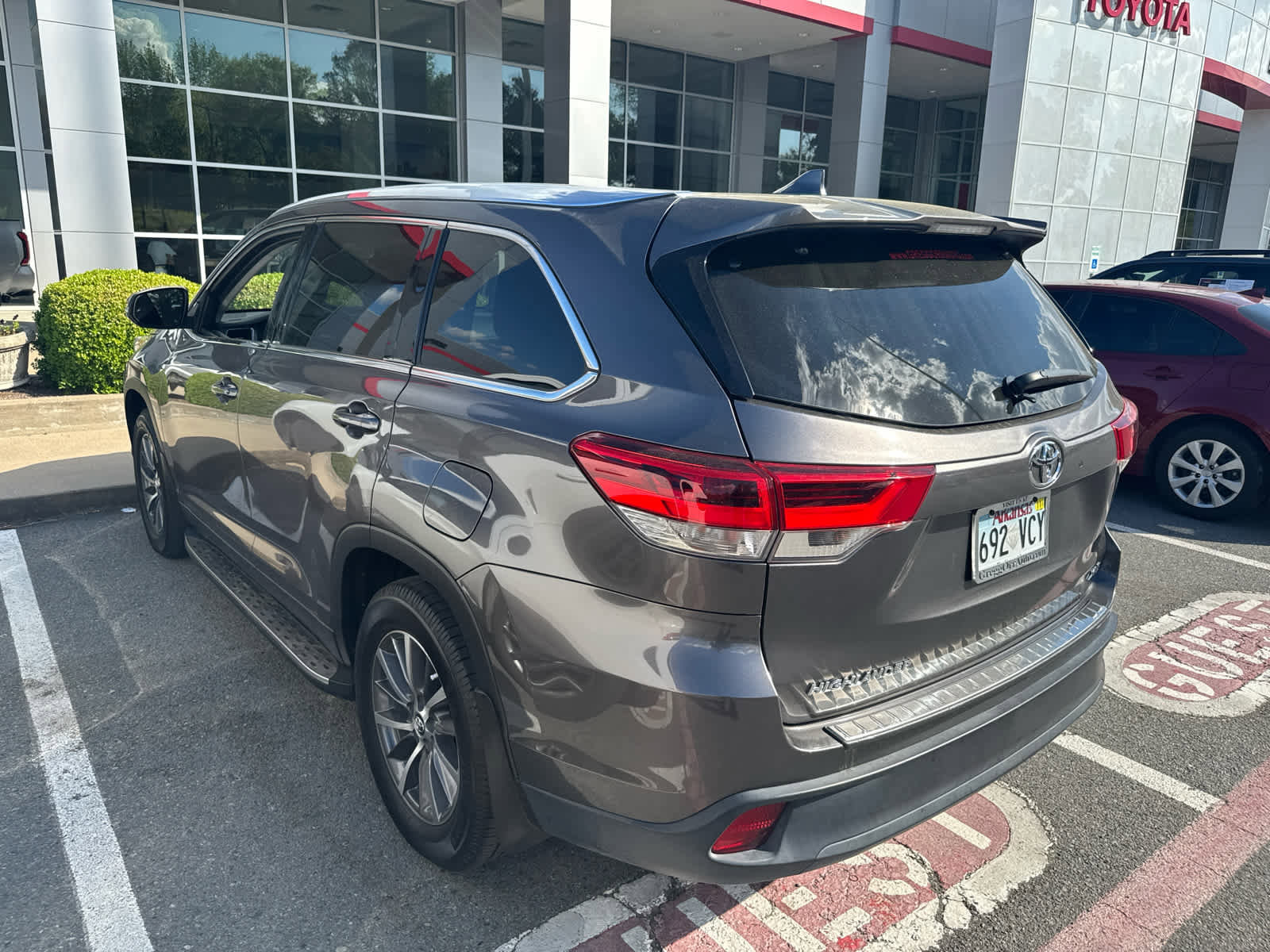 Used 2019 Toyota Highlander XLE image 3