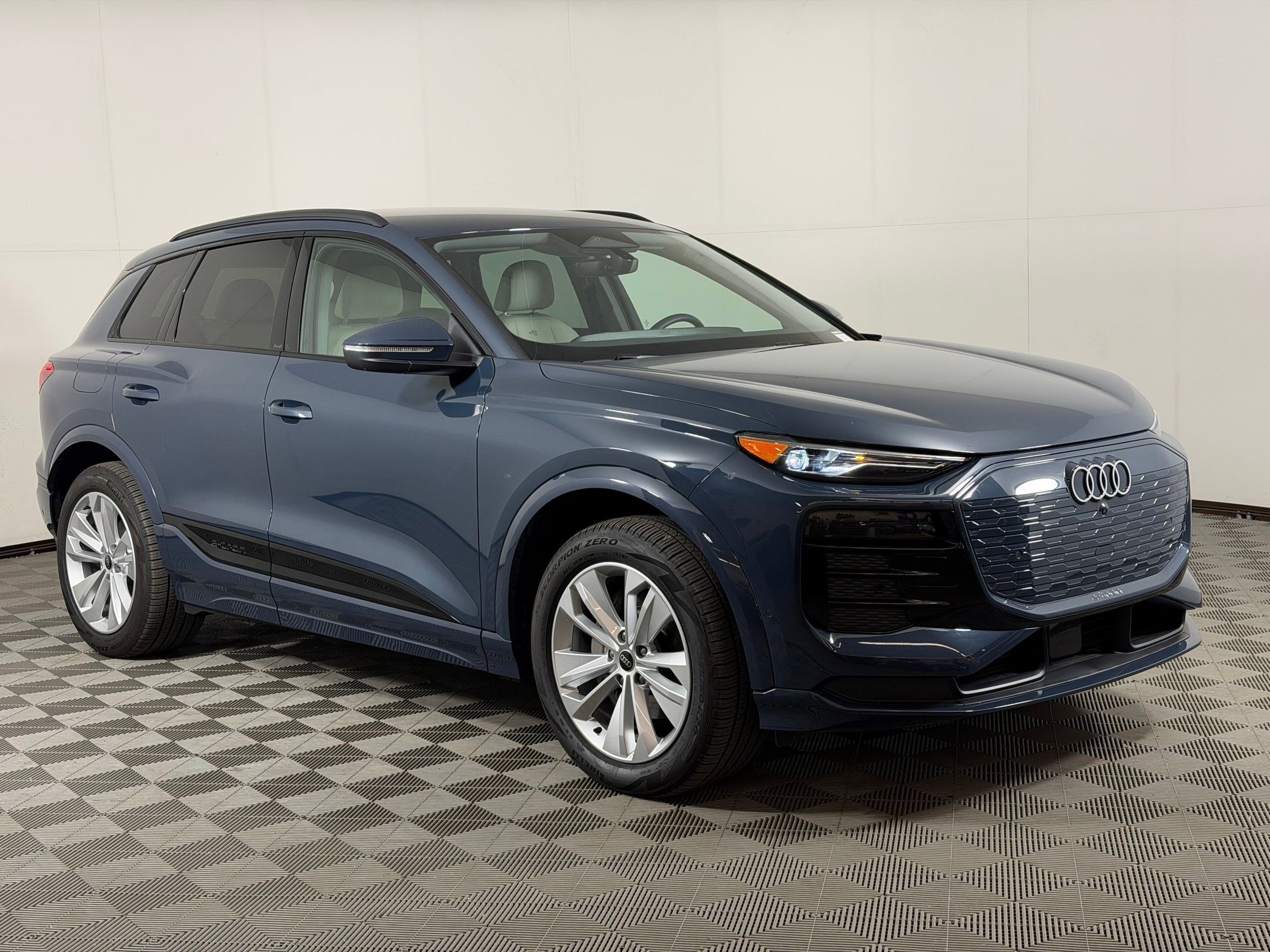 Used 2025 Audi Q6 e-tron Premium w/ Convenience Package RWD image 7