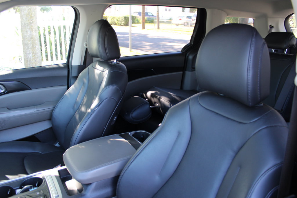 Used 2025 Kia Carnival FWD image 8