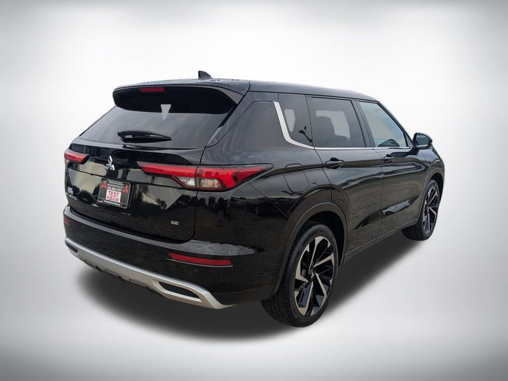 Used 2024 Mitsubishi Outlander SE image 3